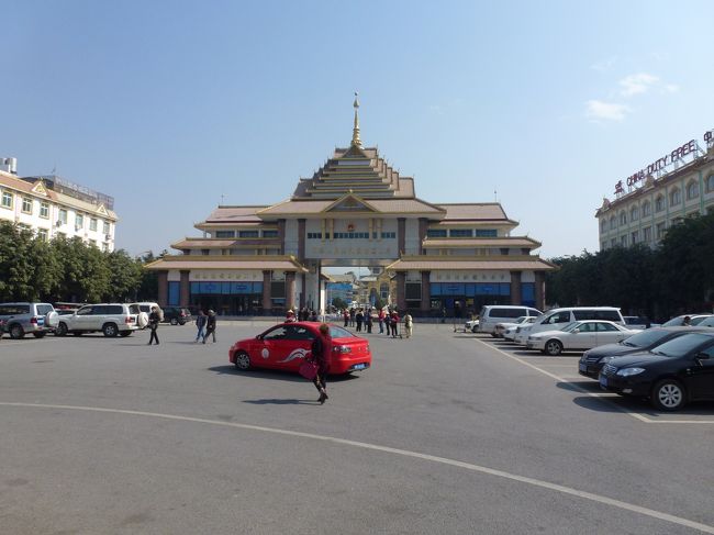 予定では昨日の晩に瑞麗に到着しているはずでしたので、<br />瑞麗の中心地には赴かず、国境へと向かいます。<br />よっしゃ、ミャンマーに行くぞ！<br />タクシーの行き先を口岸に変更したら追加料金を請求されました。<br />