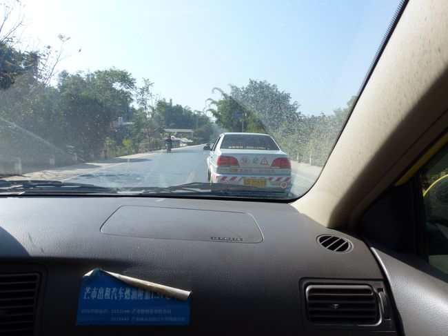 空港の外には多くのタクシーが待っています。<br />どの運転手に瑞麗行きまでの料金を訪ねても同じでした。