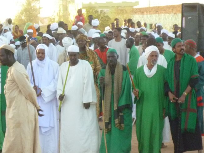 ハマデルニール広場の旋回舞<br />金曜日だけやっているというお祭り？に行きました。<br />旋回し、独特のリズムで声を掛け合う<br />神秘的？なお祭りでした。<br />くるくる・・・くるくる・・・<br />ずっとまわっているので、おかしくなっている人も？<br />陶酔状態？？？