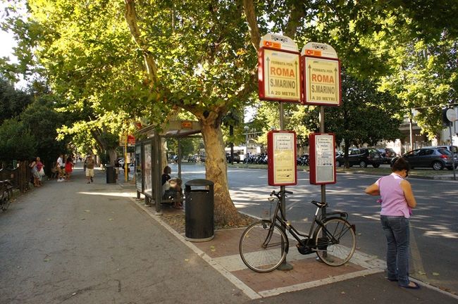 だけど、わたしがこれから向かうのは、海ではなくて、山のてっぺん。<br /><br /> ・・・実はこれから、標高 739m の ティターノ山の山頂に位置する小さな独立国、世界で5番目に小さな国である、サンマリノ共和国に向かうんです！<br /><br />世界最古の共和国で、ティターノ山とともに世界遺産に登録されています。<br /><br />リミニは、サンマリノへ行く基点となる町で、サンマリノ行きの大型バスが 30分〜1時間おきくらいで出ています。リミニから、往復 ? 9。<br />