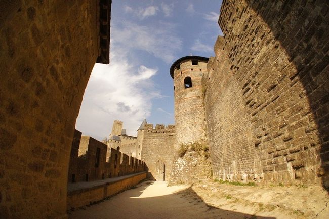 いよいよ、この旅のひとつのクライマックス、カルカッソンヌのシテに到着しました。<br /><br />シテは、その歴史を紀元前までさかのぼることができる歴史のある城塞都市。<br /><br />古い街や遺跡を見て回るのが好きなわたしが、とても楽しみにしてきた場所です。<br /><br />