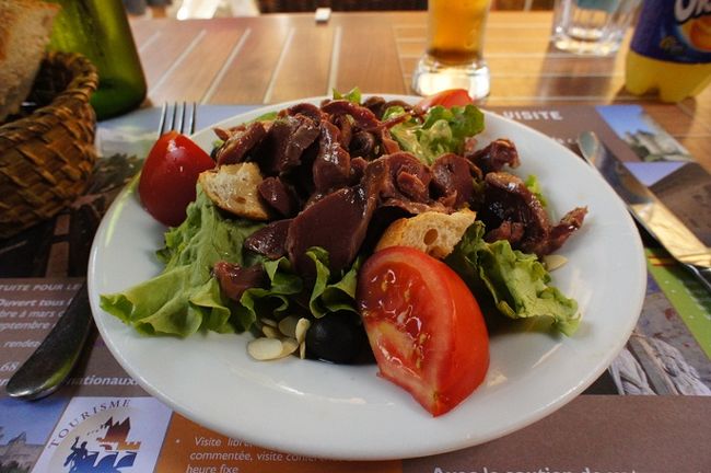 ナルボンヌ門から中に入ったら、そこからは車も侵入できない、中世の古い街並み。<br /><br />街のまんなかの城塞コンタル城に向かう前に、レストランの集まる広場で腹ごしらえ。カルカッソンヌ名物の、砂肝のサラダです。<br /><br />写真満載の、旅日記の続きはこちら<br />http://ameblo.jp/mika450/entry-11373210258.html<br /><br /><br /><br /><br /><br />