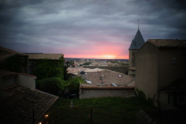 カルカッソンヌの世界遺産、ラ・シテ。<br />急な夕立で、突然暗くなった街は、いっきに夜に向かいます。<br /><br />城壁内に一泊したので、夜のシテの雰囲気を満喫しました。<br />コンタル城の、不気味なイベントも。<br /><br /><br />写真満載の、旅日記の続きはこちら<br />http://ameblo.jp/mika450/entry-11374776812.html