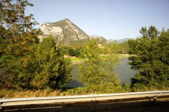 アンドラ公国をあとにして、ピレネー山脈の美しい山の風景のなかを、一路、スペインへ。<br /><br />