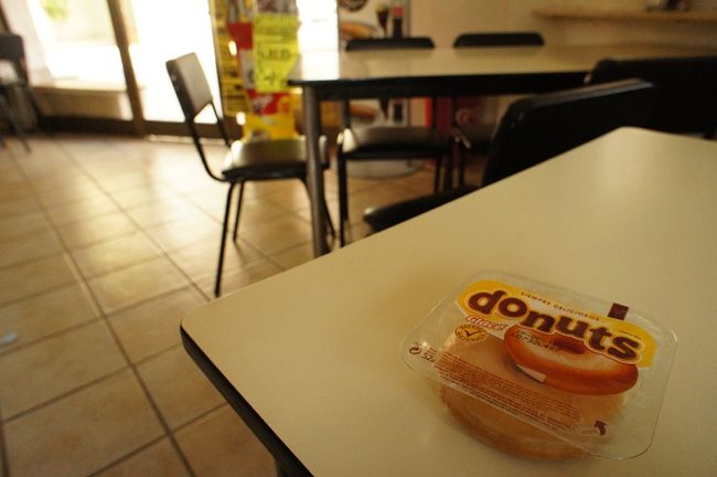 途中でバスが泊まってトイレ休憩。<br /><br />とはいえ、日本のように大きなパーキングエリアに泊まるわけではなくて、山のふもとの小さな町の、ちいさなバーの前にバスがとまるんです。<br /><br />そこで、みんな、トイレ借りたり、飲み物を飲んだり。<br />わたしは、ドーナツをひとつ、食べてみました。もぐもぐ。<br /><br /><br />写真満載の、旅日記の続きはこちら<br />http://ameblo.jp/mika450/entry-11390705794.html<br /><br /><br /><br /><br />