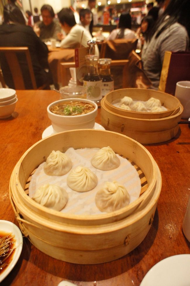 羽田の早朝便で出発し、昼前には台湾到着。<br />ランチは超有名店の鼎泰豊にて、お約束の小龍包を！