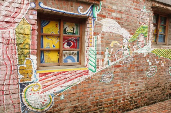 午後は、龍山寺にお参りした後、古い町並みの残るエリアを散歩。<br />夜は巨大な夜市を満喫してきました！<br /><br /><br />写真満載の、旅日記の続きはこちら<br />http://ameblo.jp/mika450/entry-11437060003.html