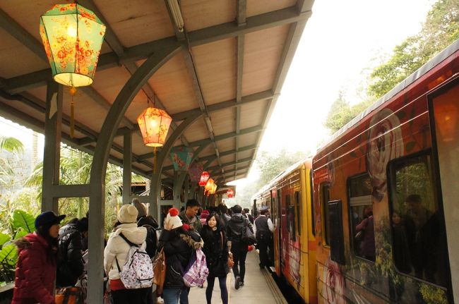 台湾 2日目は、台北駅から鉄道に乗って、ローカル線の旅へ。<br />「平渓線」 というローカル線に乗って古くて小さな町を散策したり、「天燈」 という紙の燈籠を飛ばす体験をすることが目的。<br /><br />ホームを下りると、そこには特になーんにもない、眠るようにひなびた山あいの町。<br /><br /><br />写真満載の、旅日記の続きはこちら<br />http://ameblo.jp/mika450/entry-11437162851.html<br />