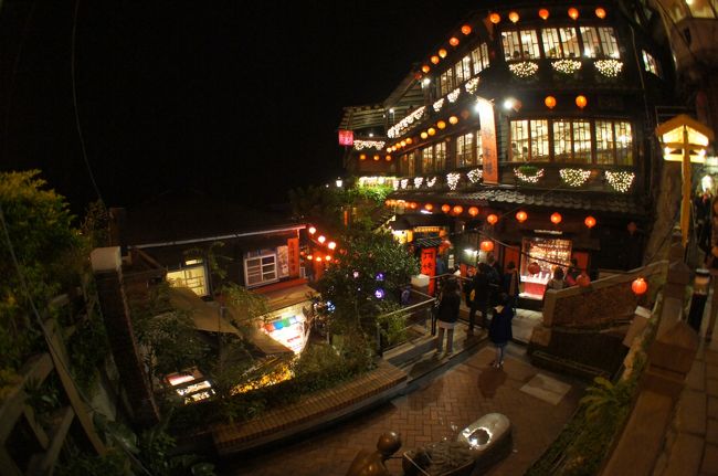 レトロな街九ふんに到着したころには、すでに夕闇。<br />赤い提灯が浮き上がって雰囲気たっぷりです。