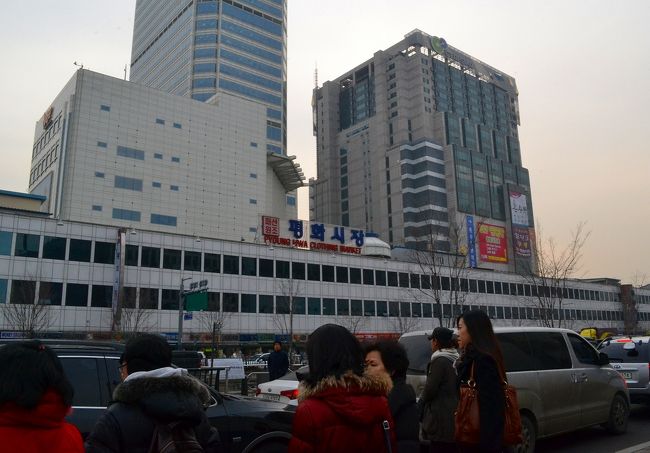 これは、東大門の近くの平和市場です。<br /><br />右側のイーストゲートタワーホテルの12階にHevitz SPA Worldというサウナ（チムジルバン）があります。<br />