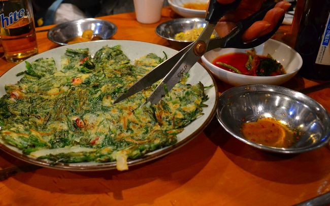 ニラのチジミ。<br />はさみでチョキチョキ。<br /><br />これもいい味でした！！