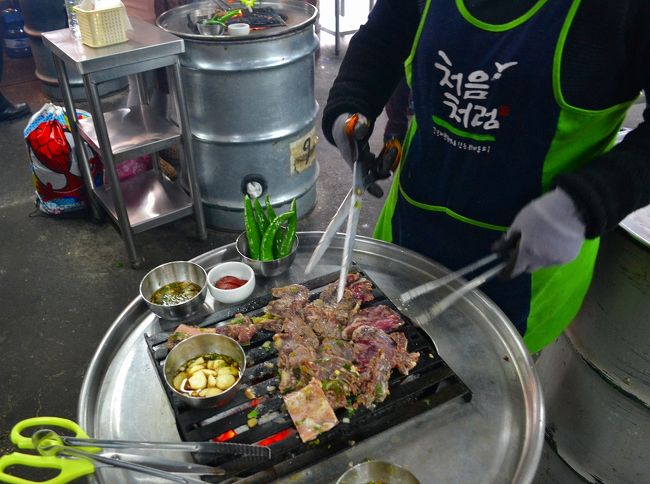 ソソモンヌカルビッチに来ました！<br /><br />お姉さんが、2人分を一気に焼き上げます。<br />「メクチュ　チュセヨ」でビールをもらって、<br />31000ウォン。<br />一人前で14000ウォンだから、ビールが3000ウォンなのね。<br />飲み物は、サイダーとペットボトルの焼酎を持ち込んで、泥酔。