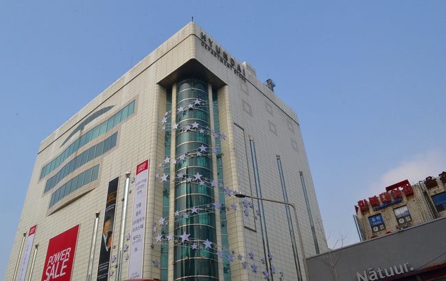 現代百貨店。<br /><br />トイレを借りました。