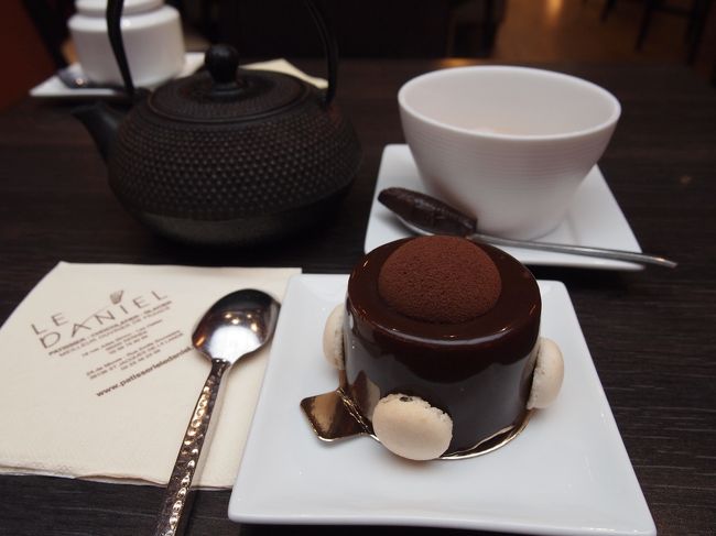 なんと日本人の店員さんがいました。日本人客が多いのでしょうか？お薦めのチョコレートケーキは濃厚で私には甘すぎましたが、テイクアウトした本場のクイニアマンとお土産に買ったガレットは美味でした！焼き菓子もっと買えばよかった。