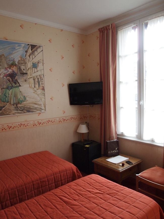 チェックイン時間前でしたがお部屋に入れてもらうことが出来ました。階段しかないことを口コミ情報で知っていたのでレンヌにスーツケースを置いてきましたが、部屋が狭いので大正解でした。