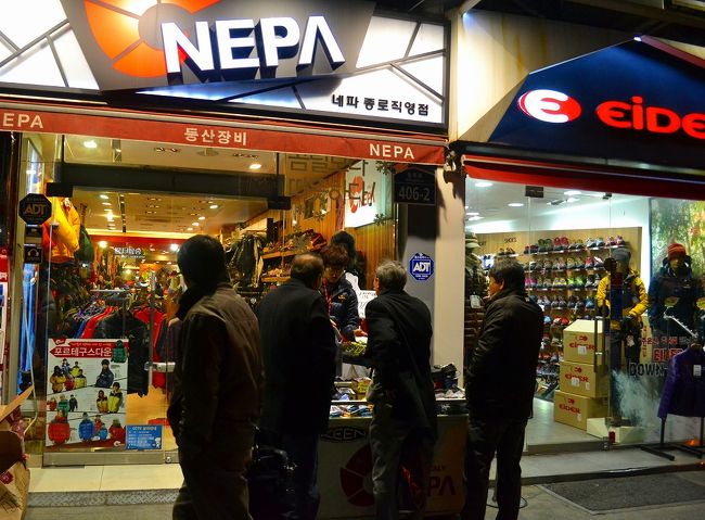 少し時間が飛んで、鐘路5街の交差点付近のスポーツ屋さんの店先。<br /><br />3足10000ウォンのソックスにおじさんが興味を示していて、購入していた。