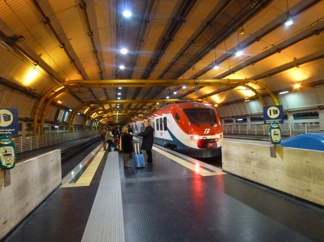 スペインのコスタ・デル・ソルの中心都市、マラガからブエリング航空でローマに到着後、<br />http://4travel.jp/traveler/satorumo/album/10741883/<br />フィウミチーノ空港駅からローマ市内にむかいます。ホームにはテルミニ駅への直通電車が停車しています。<br /><br />