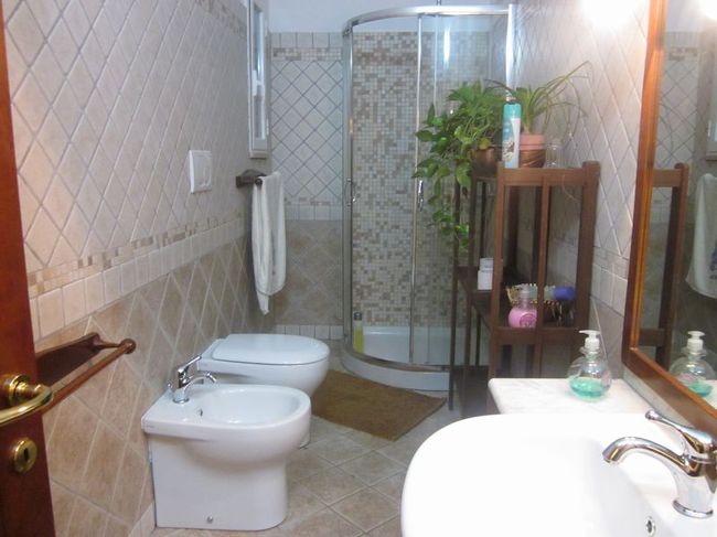 共同のトイレとシャワールームです。大変清潔で気持ちいいです。