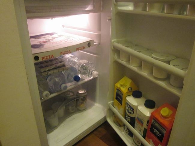 冷蔵庫には、牛乳・ジュース・ヨーグルトピザなどがはいっており、朝食時には自由に飲食できます。<br />