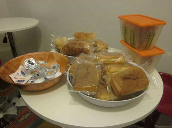 山盛りのパンも食べ放題です。<br /><br />