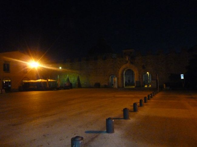 翌朝、まだ暗いうちにドゥオーモ広場にむかいます。