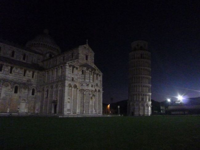 初めて見るピサの斜塔に、テンションがあがります。