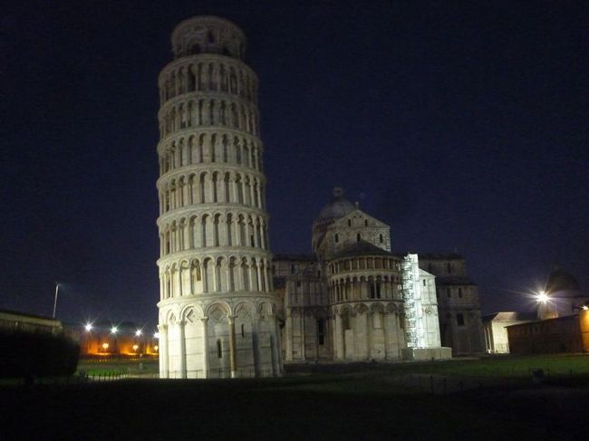 ライトアップされたピサの斜塔もオツなものです。