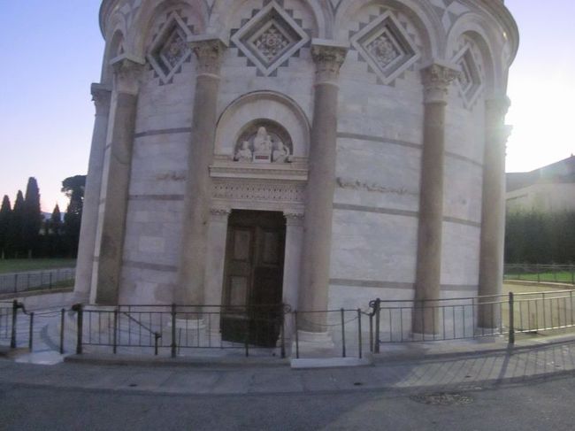 斜塔の根元部分をアップにしてみました。