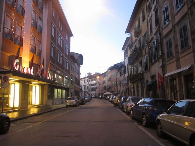 昨日到着した、中央駅に向かって歩いてゆきます。