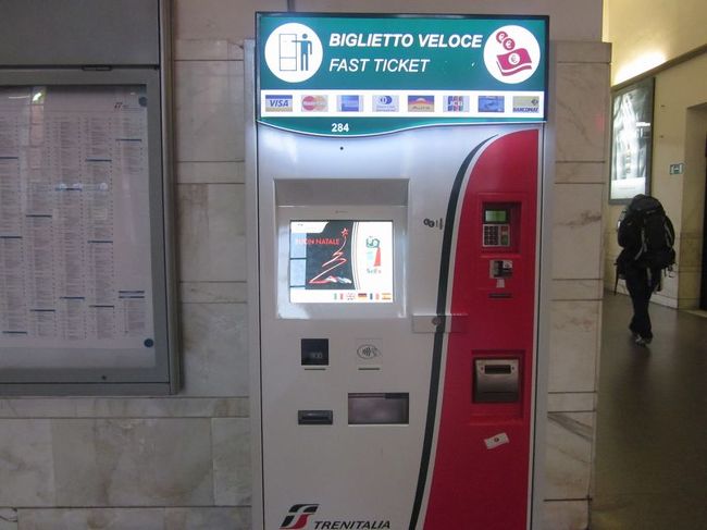 イタリアで大変お世話になった、自動券売機です。指定券も発券できるスグレものです。