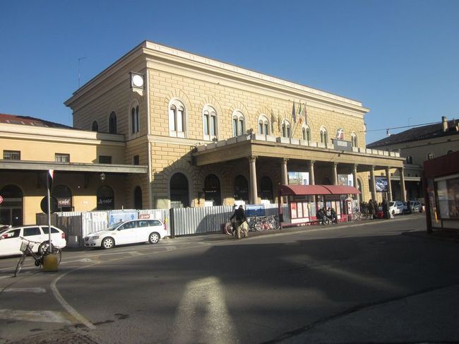 ボローニャ中央駅です。中部イタリアの拠点だけあって、駅前も賑やかです。サン・マリノに寄った後、再度立ち寄る予定です。
