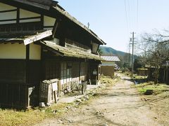 国道２５６号線から旧大平街道に沿って来ました～、
林道のような細い山道をひたすら登りながら、対向車も全く無いまま「旧大平宿」に着きました。

今は廃村で、保存施設として管理しているようです。