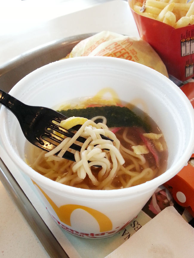 コオリナで遊んでお腹が空いたので、カポレイのショッピングモールのマックへ。麺好きの娘は迷わず「サイミン」。なかなか美味しい。軽く食べるのにいいです。その後ワイケレのアウトレットに寄って行こうかなと思ったけどワイケレに出店しているお店を考えたら・・我が家的には、あんまり魅力ある店ないんだよなぁ・・。でやめました。