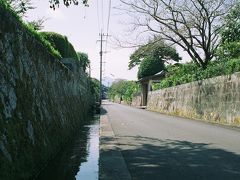 ここも古き長い石壁を残す武家屋敷跡、きっと風雨に耐えてきたのでしょうね?…。

静かな通りです…。