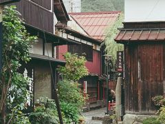 町の中心街「やなか水のこみち」へ来ました、

この辺りは、狭い通路が何箇所も有って、ちょっとした迷路気分？…、

玉砂利が敷き詰められた花街の雰囲気が出てますね？～。