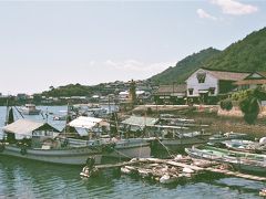 この景色が「ザ・鞆の浦」で、この舟着場は、江戸時代から変わってない唯一現存するものとか?…、それは凄い！。

そして、変わらぬ灯りを守り続けてきた石作りの常夜灯…、とっても穏やかな景色です。