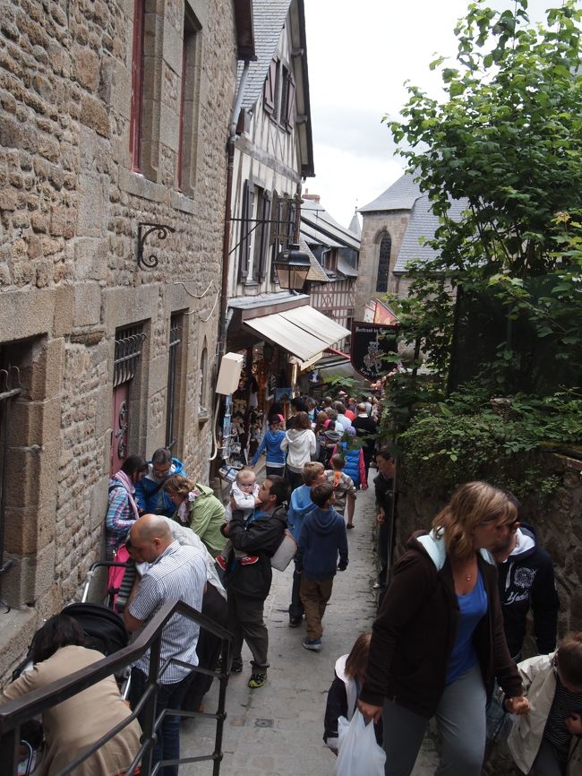 少し休憩してから散歩に出掛けましたが島中観光客でごった返していました。メインの教会は夕方以降に行こうと決意。