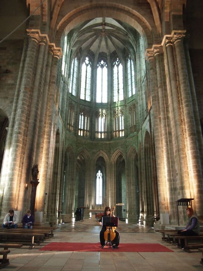 更に進むとチェロの古楽器を弾く人に遭遇。ここで演奏するの気持ちいいだろうな