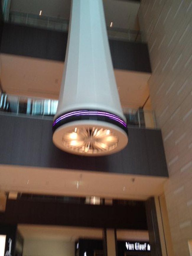 入口はいったとこの天井からタイヤみたいなものが。<br /><br />受付のおねえさんに尋ねたら、<br /><br />「ファンファーレといい、お客様が下をとおると音楽が流れます」とのこと。<br /><br />本当に音楽がきこえた、下とおったら。