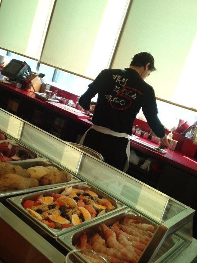 カウンターにすわると<br /><br />おいしそうなものがいっぱい。