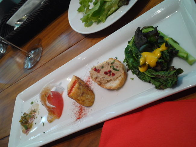 結局１８００円のランチコースにしました。<br /><br />前菜もりあわせ、お米の料理、デザート、コーヒー。<br /><br />あと、カヴァも頼みました。<br /><br />女３人でいろいろ話しました。