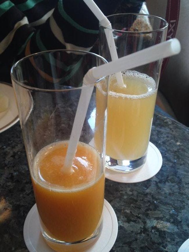 ラウンジで早速オレンジジュース。<br /><br />濃厚でおいしい。