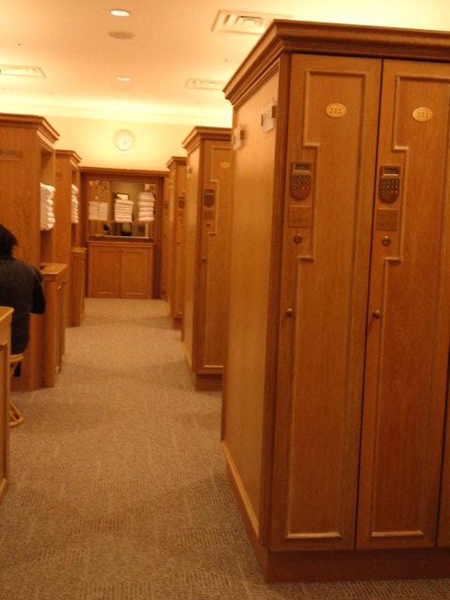 ジムの更衣室、７人しかいない。<br />空いていてとてもいい。<br />前来たときは、コンシェルジェフロアじゃなかったから、<br />お金払いました。<br />コンシェルジェアフロアはある意味お得だとおもう。