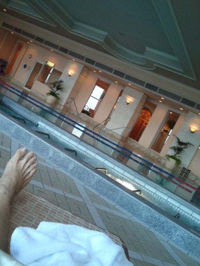 プールも３人しかいない。<br /><br />コッソリとりました。