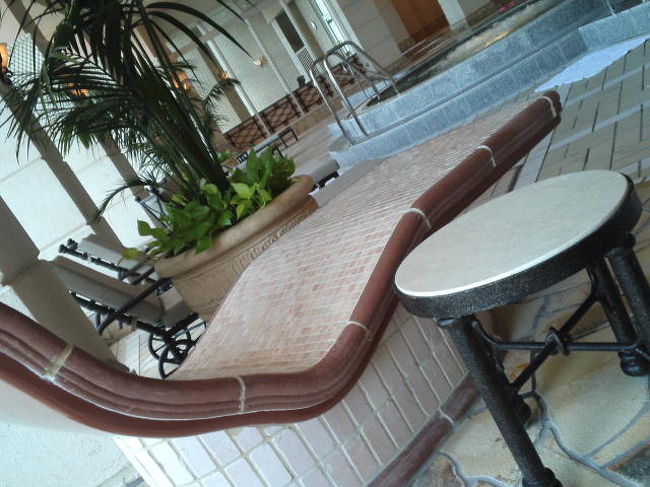 こうイスは床暖房、<br /><br />ていうかイス暖房であったかい。