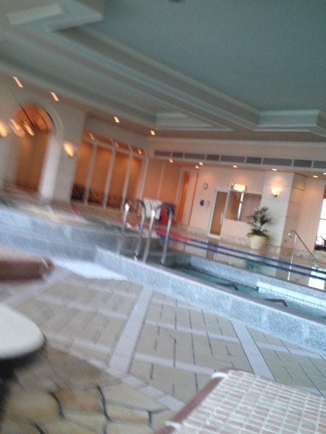 プールで気持ち良くおよいだ。<br /><br />友達はジムでランニング。