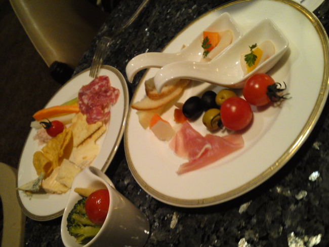 ちょこちょこ食べます、<br /><br />夕飯はラウンジですませました。<br /><br />おしゃべりしながら。