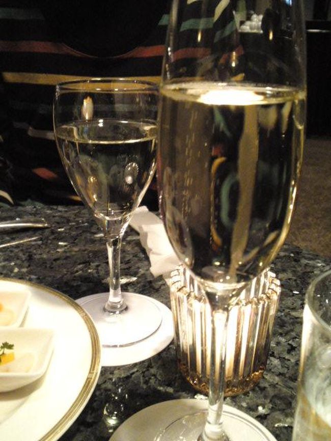 帰りもラウンジよってみた。<br /><br />スパークリングワイン。