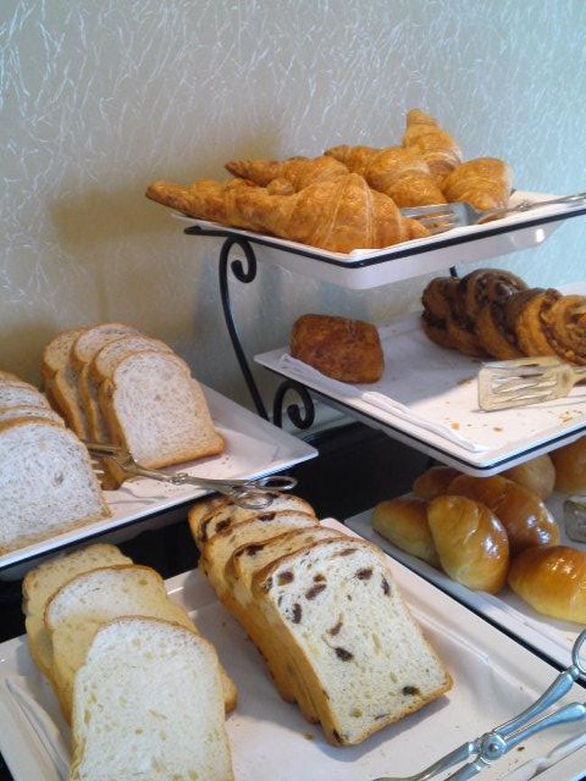 朝９時すぎにラウンジにいったら、満席で１０分ほど部屋でまった。<br /><br />パンがいあっぱいあるのはうれしい。