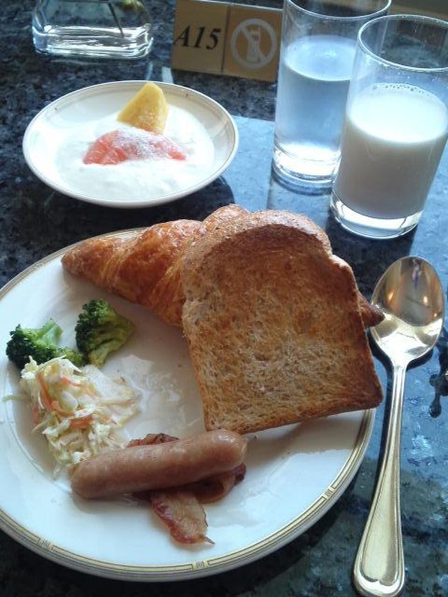 ホテルの朝食って感じ。<br /><br />ゆっくり食事してたら１０時半くらいになってしまった。<br /><br />プールもう一回いきたかったけど、おなかいっぱいなので無理。<br /><br />１２時前にチェックアオウトしました。<br />女ふたりの贅沢な時間でした。